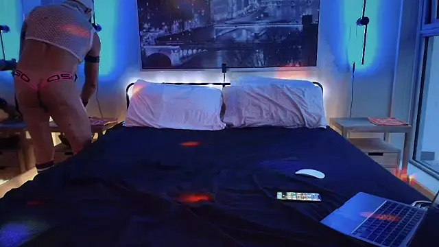 Snapshot of MikyFoxx chatting on 10-19-25, 01:08 MikyFoxx online show from 10-19-25, 01:08