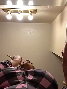 Snapshot of MzParker chatting on 12-17-24, 04:21 MzParker online show from 12-17-24, 04:21