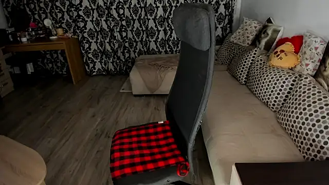 Charlotte Diamonds online show from 02-26-26, 03:45