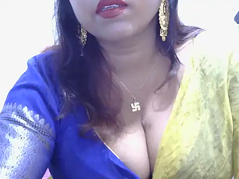 Snapshot of ROSEE_MERRYYYY chatting on 05-13-26, 06:04 ROSEE MERRYYYY online show from 05-13-26, 06:04