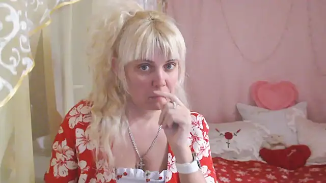 SunnySylvia online show from 12-15-25, 04:13