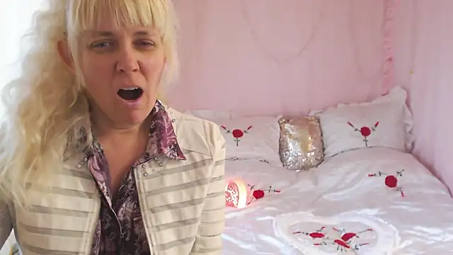 SunnySylvia online show from 11-28-25, 07:08