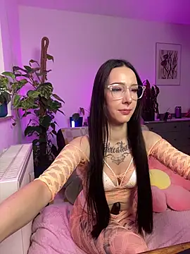 Snapshot of Trixie-Tainted chatting on 02-18-25, 05:31 Trixie-Tainted online show from 02-18-25, 05:31