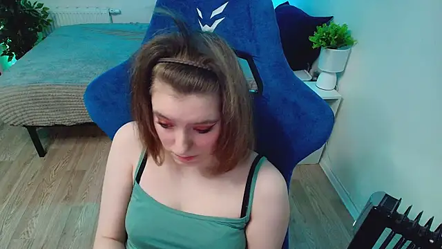 Snapshot of CranberryHot chatting on 05-10-26, 08:11 CranberryHot online show from 05-10-26, 08:11