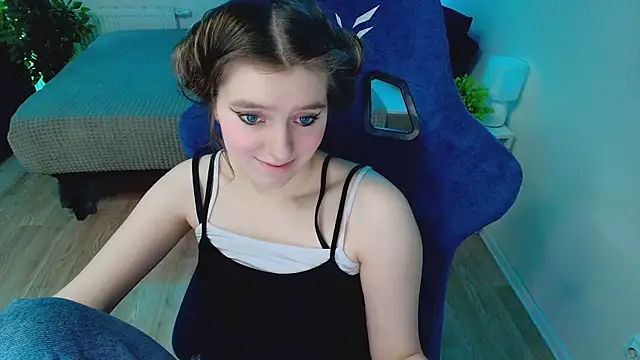 Snapshot of CranberryHot chatting on 05-15-26, 01:36 CranberryHot online show from 05-15-26, 01:36