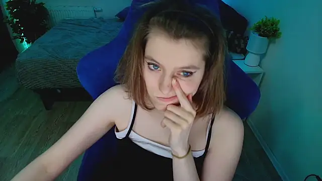 Snapshot of CranberryHot chatting on 04-26-26, 03:37 CranberryHot online show from 04-26-26, 03:37