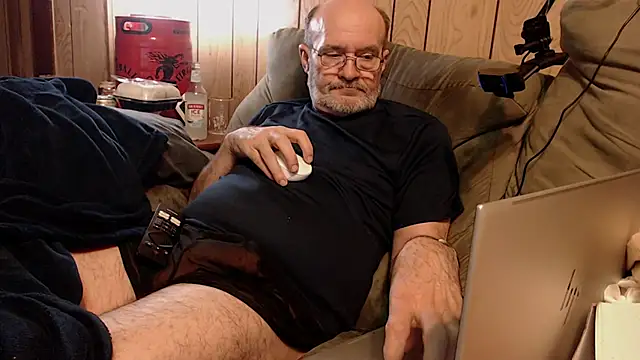 Snapshot of snickers1 chatting on 12-23-25, 09:41 snickers1 online show from 12-23-25, 09:41