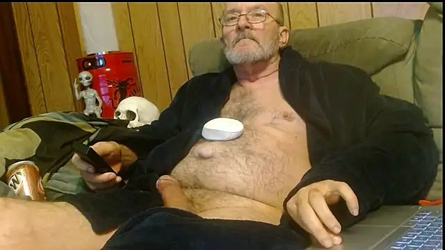 Snapshot of snickers1 chatting on 10-13-25, 08:05 snickers1 online show from 10-13-25, 08:05