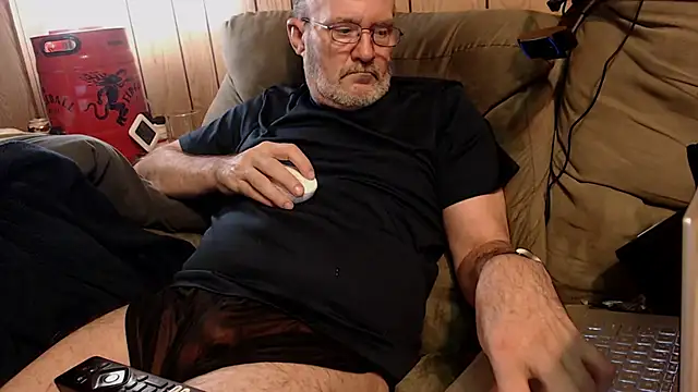 Snapshot of snickers1 chatting on 12-22-25, 01:39 snickers1 online show from 12-22-25, 01:39