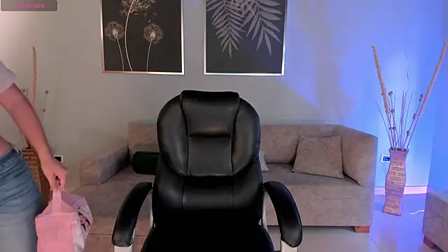 Snapshot of MorganHicks chatting on 09-21-25, 12:10 MorganHicks online show from 09-21-25, 12:10