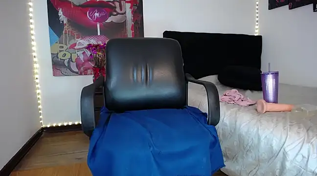 coraline101  online show from 03-08-25, 07:38