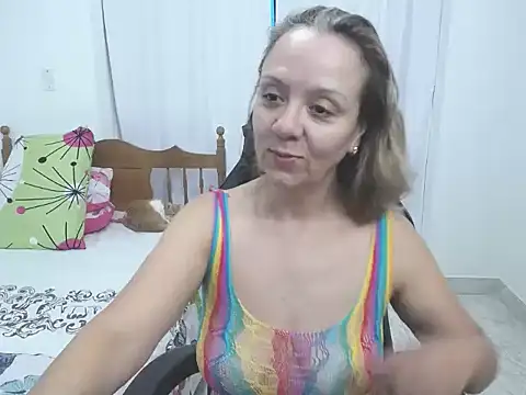 Snapshot of yeslluisa chatting on 10-16-25, 07:44 yeslluisa online show from 10-16-25, 07:44