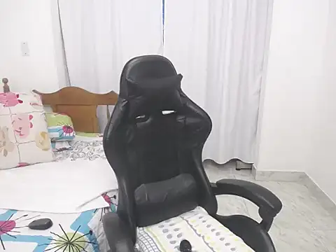 yeslluisa online show from 11-18-25, 07:28