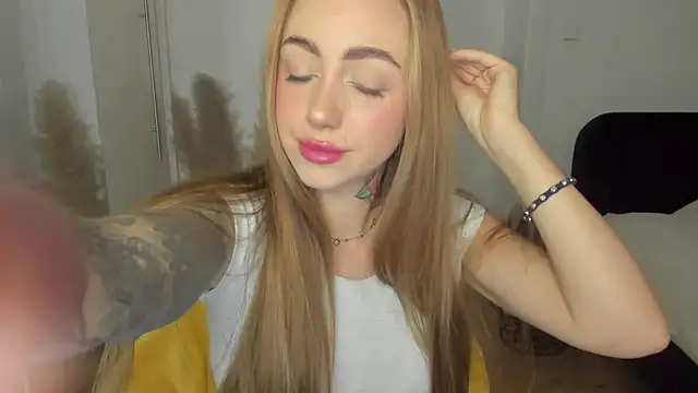 Snapshot of sexyCoralie chatting on 03-17-26, 07:44 sexyCoralie online show from 03-17-26, 07:44