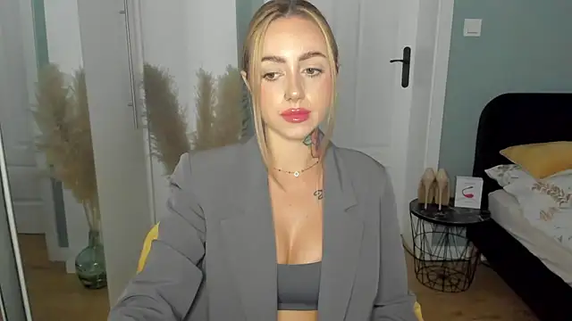Snapshot of sexyCoralie chatting on 06-04-26, 01:49 sexyCoralie online show from 06-04-26, 01:49