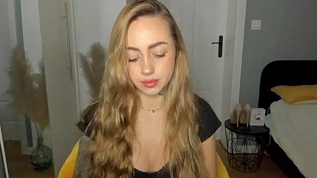 Snapshot of sexyCoralie chatting on 03-27-26, 08:01 sexyCoralie online show from 03-27-26, 08:01