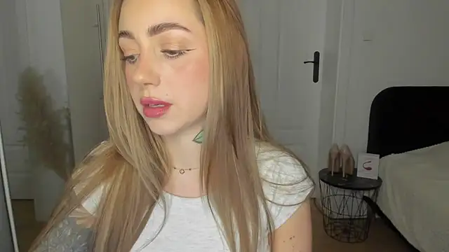 Snapshot of sexyCoralie chatting on 02-07-26, 02:47 sexyCoralie online show from 02-07-26, 02:47