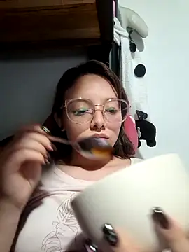Snapshot of linda-schmidt chatting on 10-13-25, 10:54 linda-schmidt online show from 10-13-25, 10:54