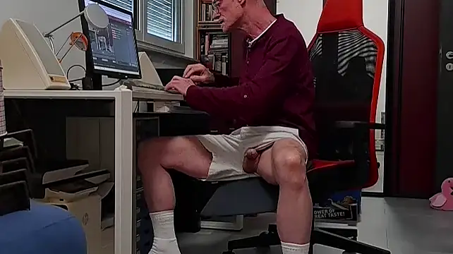 Snapshot of BerndisCam chatting on 07-06-26, 12:12 BerndisCam online show from 07-06-26, 12:12