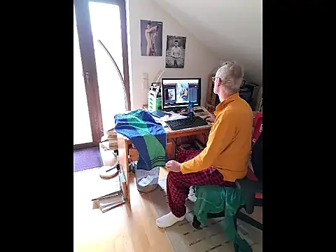 Snapshot of BerndisCam chatting on 09-23-25, 11:28 BerndisCam online show from 09-23-25, 11:28