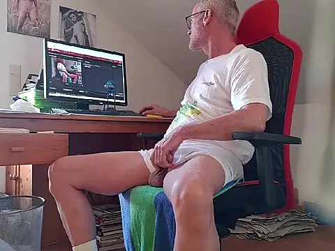 Snapshot of BerndisCam chatting on 04-24-26, 01:35 BerndisCam online show from 04-24-26, 01:35