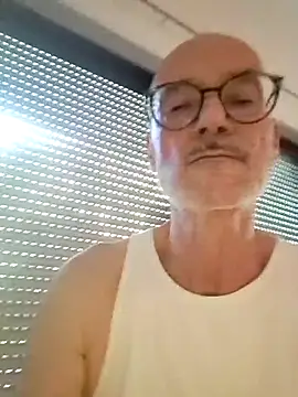 Snapshot of BerndisCam chatting on 07-03-26, 04:35 BerndisCam online show from 07-03-26, 04:35