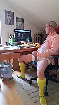 Snapshot of BerndisCam chatting on 09-26-25, 11:28 BerndisCam online show from 09-26-25, 11:28