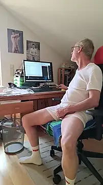 Snapshot of BerndisCam chatting on 09-30-25, 11:49 BerndisCam online show from 09-30-25, 11:49