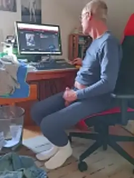 Snapshot of BerndisCam chatting on 12-01-25, 02:29 BerndisCam online show from 12-01-25, 02:29