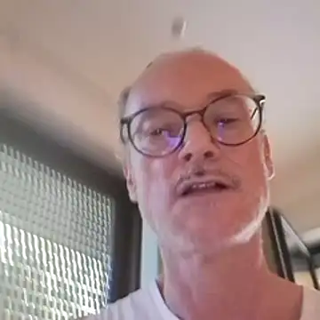 Snapshot of BerndisCam chatting on 06-24-26, 05:00 BerndisCam online show from 06-24-26, 05:00