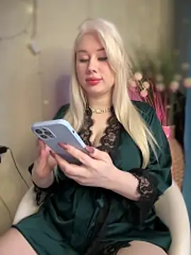 LaraHollywood online show from 11-14-25, 06:50