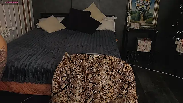 Ashley Ross  online show from 12-19-25, 07:11