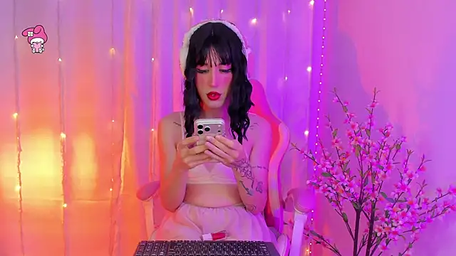 Snapshot of rosseblondee chatting on 06-18-26, 10:15 rosseblondee online show from 06-18-26, 10:15