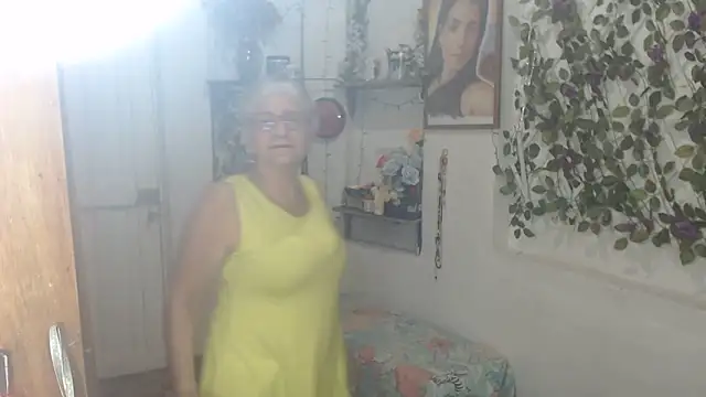 Snapshot of FunnyGrandma chatting on 06-11-26, 12:32 FunnyGrandma online show from 06-11-26, 12:32