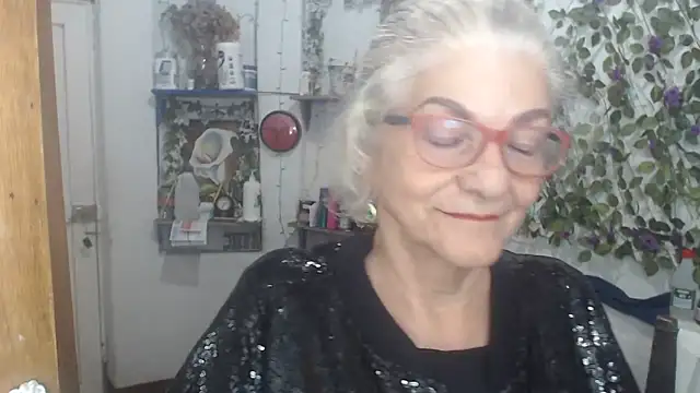 Snapshot of FunnyGrandma chatting on 05-09-26, 03:32 FunnyGrandma online show from 05-09-26, 03:32