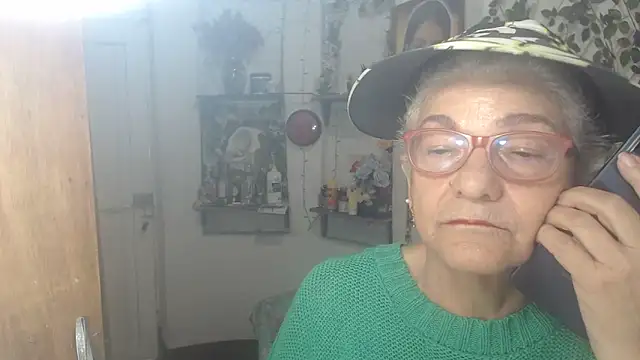 Snapshot of FunnyGrandma chatting on 06-04-26, 10:36 FunnyGrandma online show from 06-04-26, 10:36