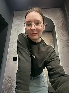 Snapshot of The_Snowwhitee chatting on 04-19-26, 11:55 The Snowwhitee online show from 04-19-26, 11:55