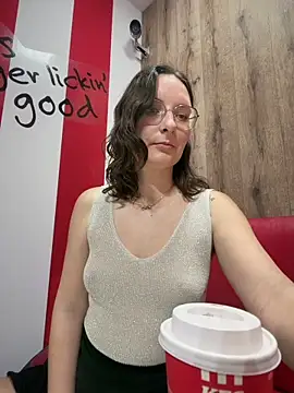 Snapshot of The_Snowwhitee chatting on 04-18-26, 09:15 The Snowwhitee online show from 04-18-26, 09:15