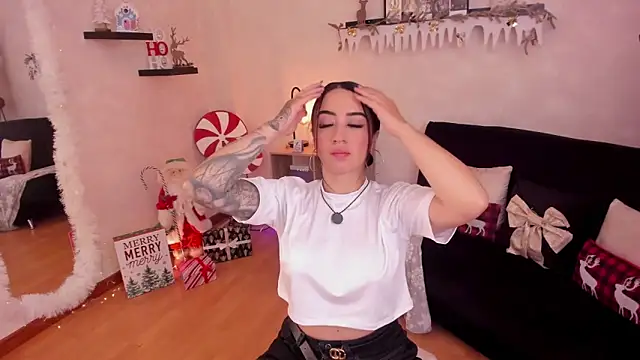 EmmyEvans1 online show from 12-19-25, 07:38