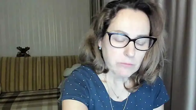 Snapshot of lauraoven chatting on 03-01-25, 05:27 lauraoven online show from 03-01-25, 05:27
