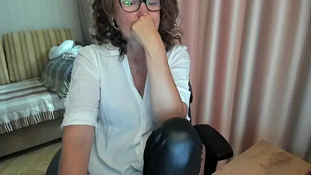 Snapshot of lauraoven chatting on 07-20-26, 10:39 lauraoven online show from 07-20-26, 10:39