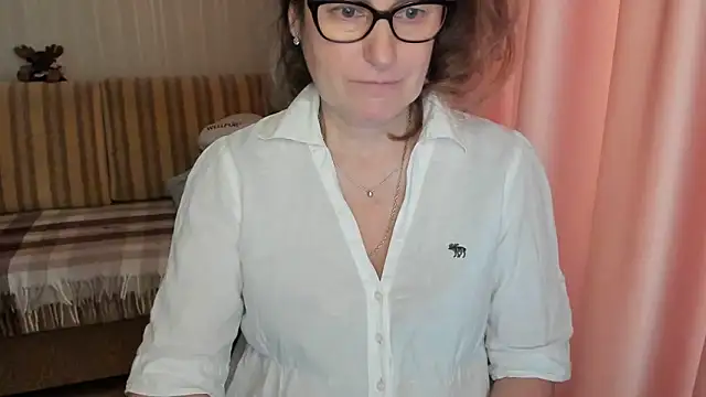 Snapshot of lauraoven chatting on 03-07-25, 12:23 lauraoven online show from 03-07-25, 12:23