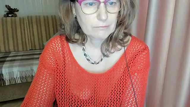 Snapshot of lauraoven chatting on 03-13-25, 10:26 lauraoven online show from 03-13-25, 10:26