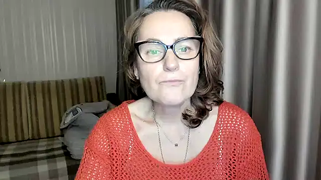 Snapshot of lauraoven chatting on 02-11-25, 02:46 lauraoven online show from 02-11-25, 02:46