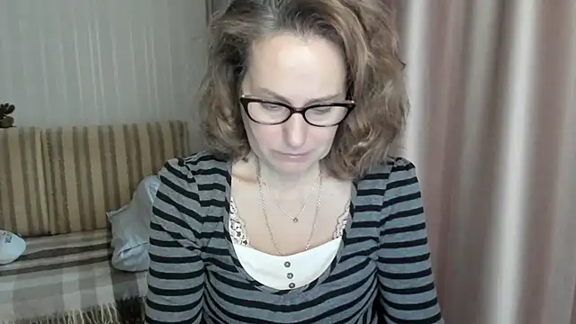 Snapshot of lauraoven chatting on 02-12-25, 07:13 lauraoven online show from 02-12-25, 07:13