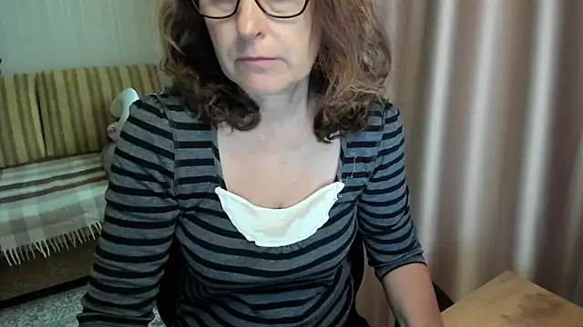 Snapshot of lauraoven chatting on 06-18-26, 10:42 lauraoven online show from 06-18-26, 10:42
