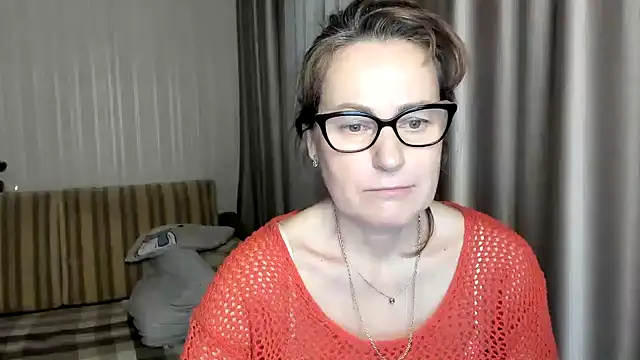 Snapshot of lauraoven chatting on 02-10-25, 05:30 lauraoven online show from 02-10-25, 05:30