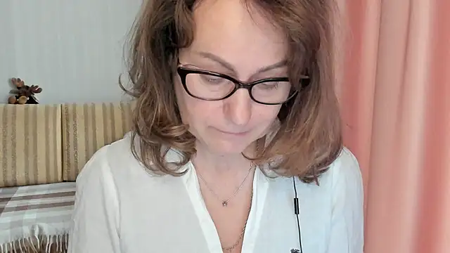 Snapshot of lauraoven chatting on 02-25-25, 01:21 lauraoven online show from 02-25-25, 01:21