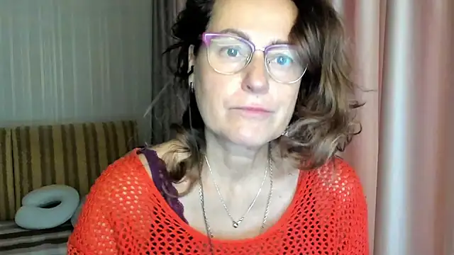 Snapshot of lauraoven chatting on 10-15-25, 06:54 lauraoven online show from 10-15-25, 06:54