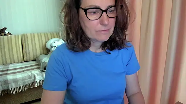 Snapshot of lauraoven chatting on 05-20-26, 06:43 lauraoven online show from 05-20-26, 06:43